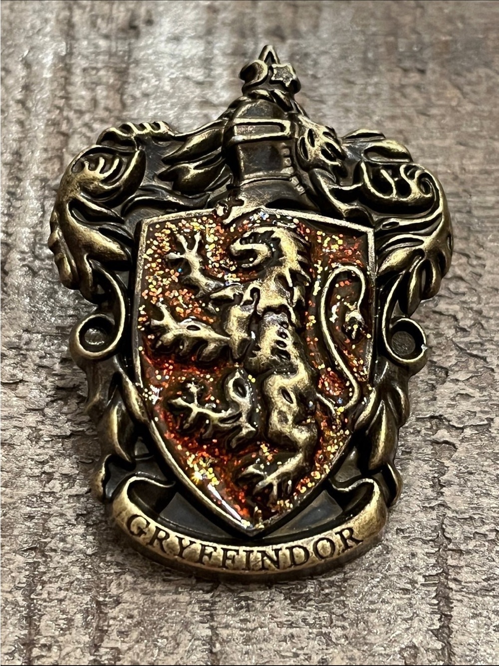 New GRYFFINDOR Crest PIN - HARRY POTTER!